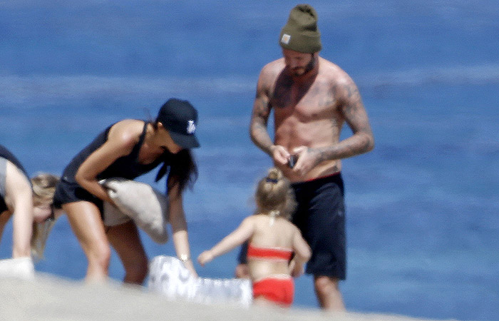 David Beckham curte praia sem camisa e com gorro em Malibu