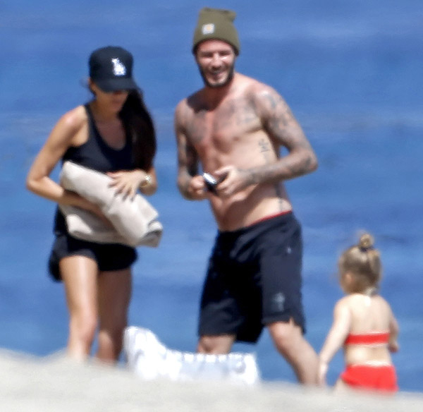 David Beckham curte praia sem camisa e com gorro em Malibu