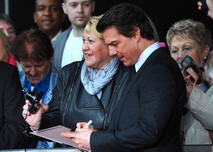 Tom Cruise posa para foto com fã em pré-estreia de seu filme em Londres