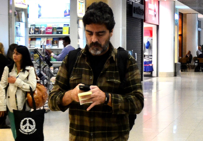 Junno Andrade e Cassio Reis embarcam em aeroporto carioca