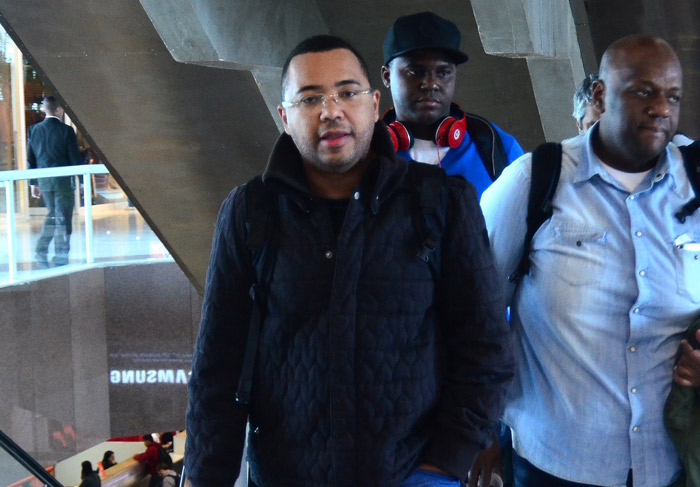 Junno Andrade e Cassio Reis embarcam em aeroporto carioca