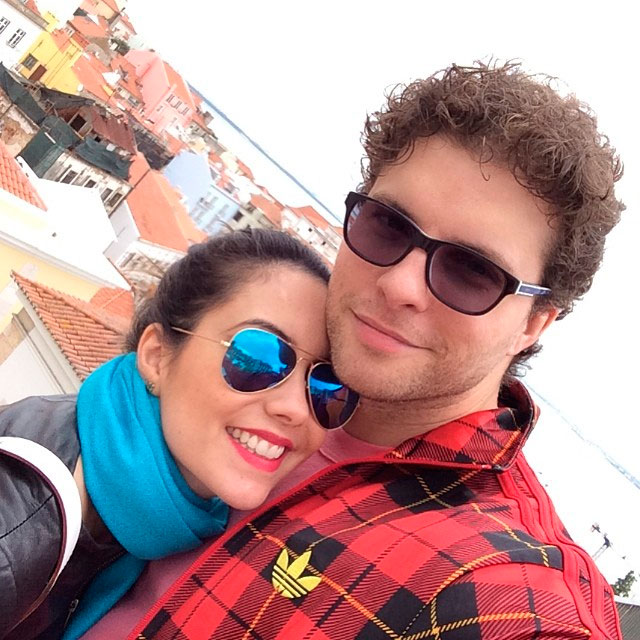 Thiago Fragoso passeia pelas ruas de Lisboa com Mariana Vaz