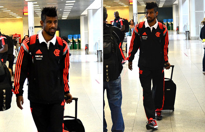 Léo Moura é tietado por torcedores do Flamengo em aeroporto carioca