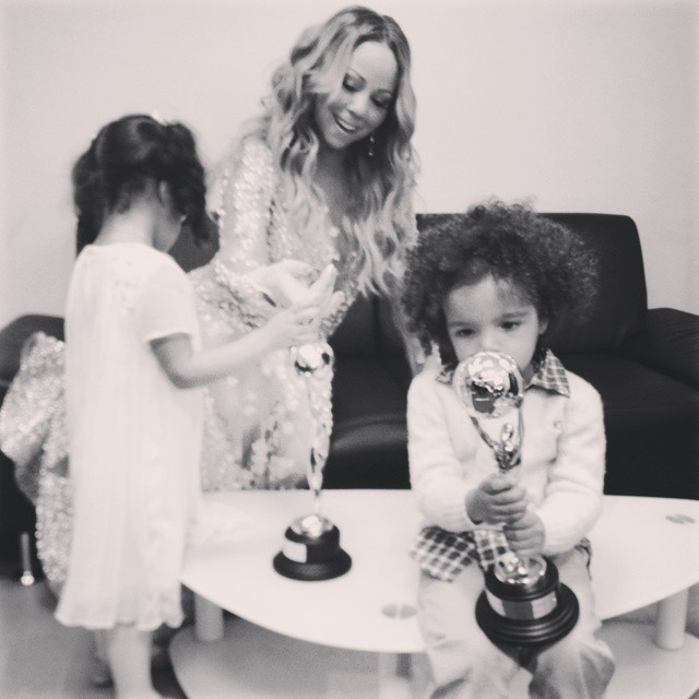 Mariah Carey se diverte com os filhos depois do World Music Awards