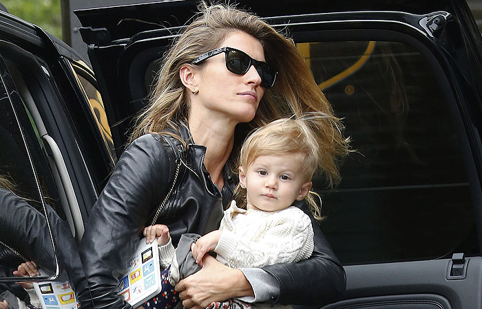 Gisele Bündchen sai para trabalhar carregando a filha Vivian no colo