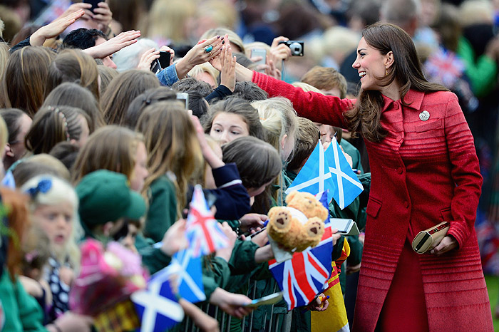 Kate Middleton ganha urso de pelúcia em visita a Escócia 