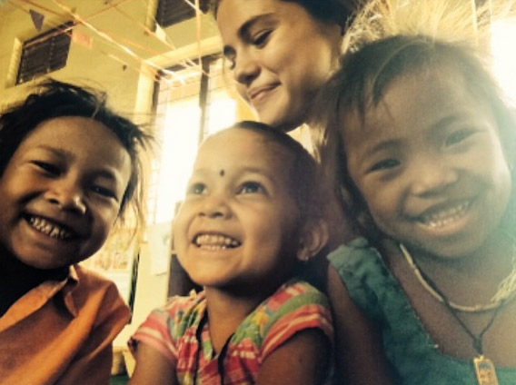 Selena Gomez visita crianças no Nepal