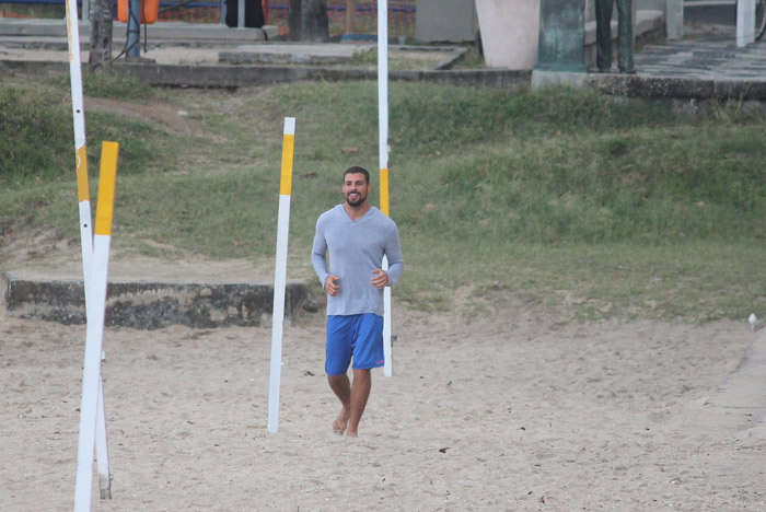 Cauã Reymond se exercita na praia do Leblon, no Rio
