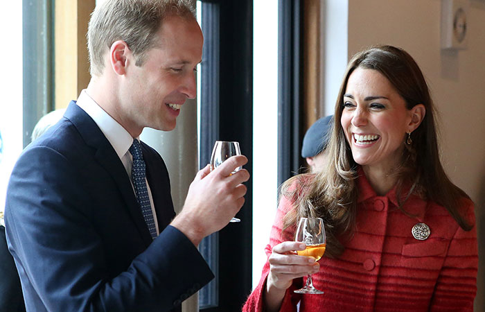  Príncipe William e Kate Middleton provam uísque na Escócia