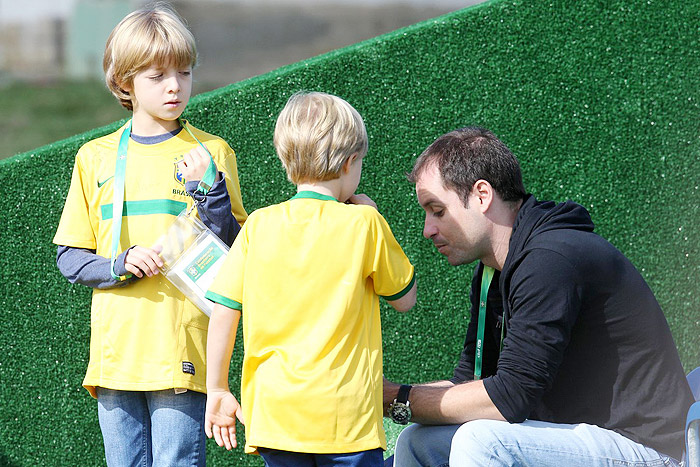 Luciano Huck leva os filhos para assistir treino da Seleção Brasileira