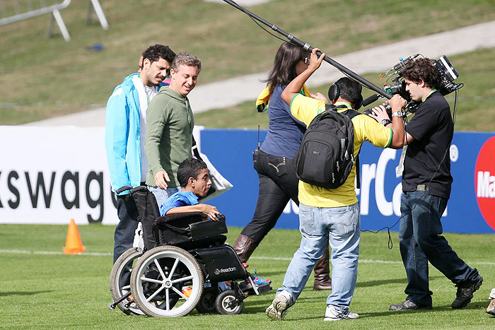 Luciano Huck leva os filhos para assistir treino da Seleção Brasileira