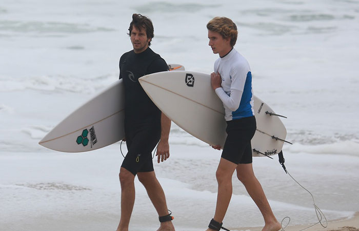 Vladimir Brichta leva o enteado, Felipe, para surfar