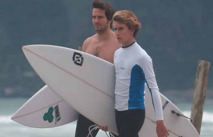 Vladimir Brichta leva o enteado, Felipe, para surfar