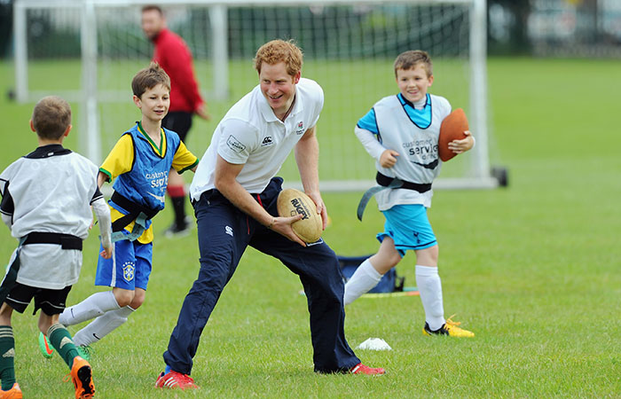 Príncipe Harry joga futebol com crianças em ONG na Inglaterra