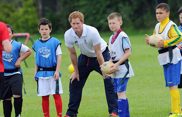 Príncipe Harry joga futebol com crianças em ONG na Inglaterra