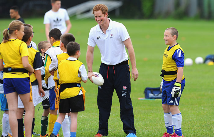 Príncipe Harry joga futebol com crianças em ONG na Inglaterra