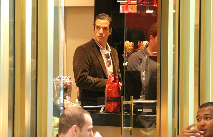 Carlos Machado toma café com amigos em shopping carioca