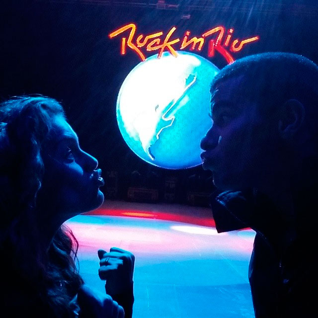 Thiago Martins e Paloma Bernardi curtem o Rock In Rio em clima de romance