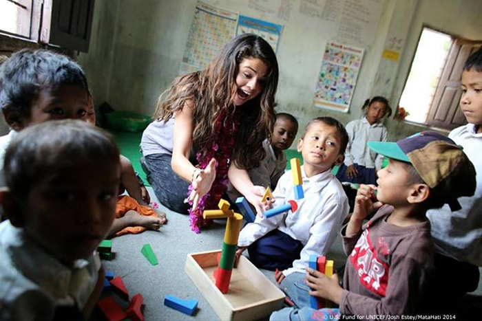 No Nepal, Selena Gomez visita escola: “Viagem poderosa e devastadora!”