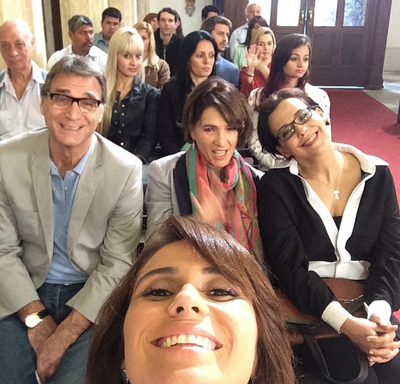 Giovanna Antonelli faz selfie durante as gravações de Em Família