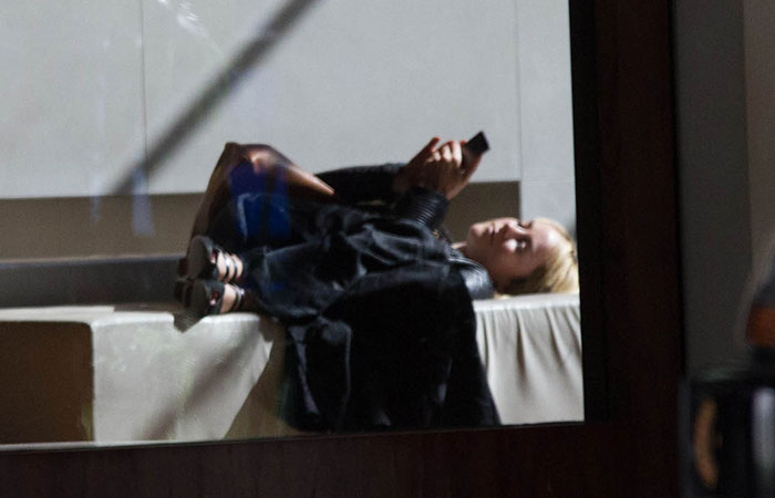 A Jena Malone descansa em lobby de hotel