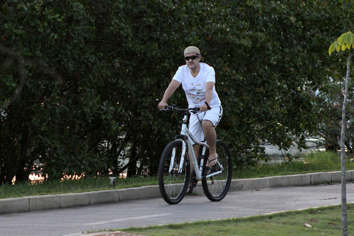 Antonio Calloni passeia de bicicleta pela Lagoa Rodrigo de Freitas