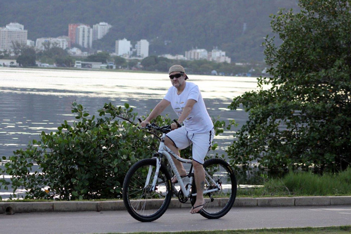 Antonio Calloni passeia de bicicleta pela Lagoa Rodrigo de Freitas