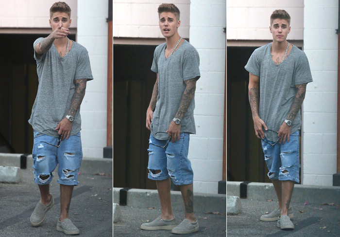 Justin Bieber acena para fotógrafo e dá pinta de simpático, em Los Angeles