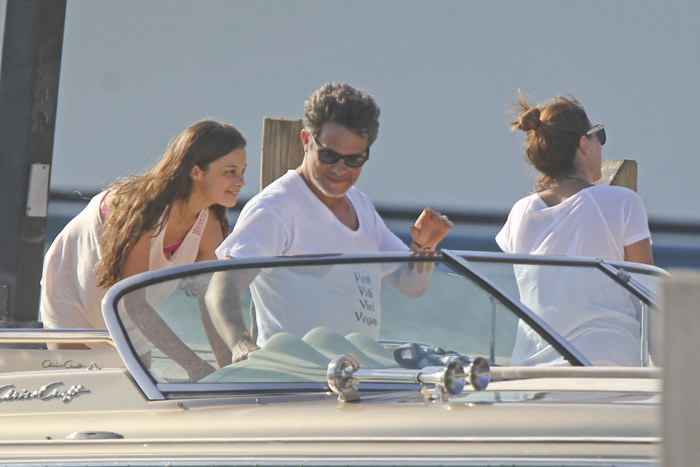 Alejandro Sanz se diverte com a mulher e a filha em Miami