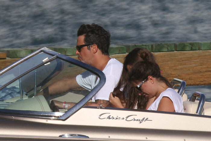 Alejandro Sanz se diverte com a mulher e a filha em Miami