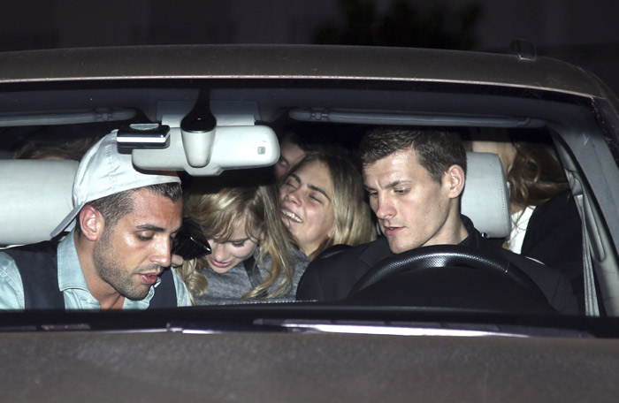 Cara Delevingne e Suki Waterhouse curtem festa em clima de romance