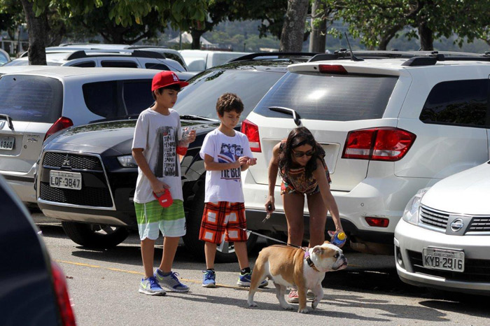 Anna Lima passeia com os filhos pela Lagoa Rodrigo de Freitas