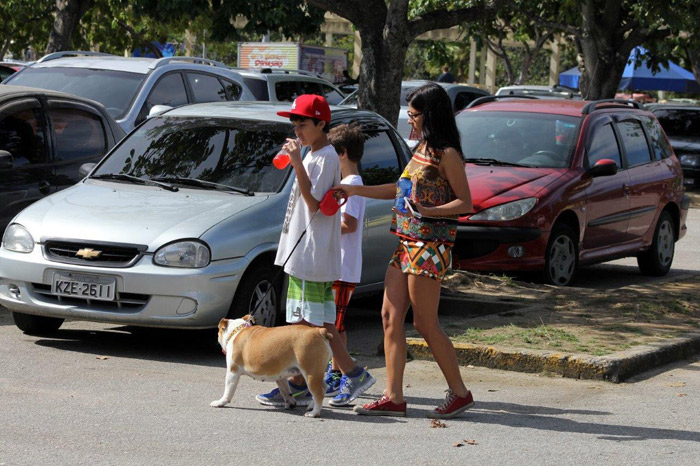 Anna Lima passeia com os filhos pela Lagoa Rodrigo de Freitas