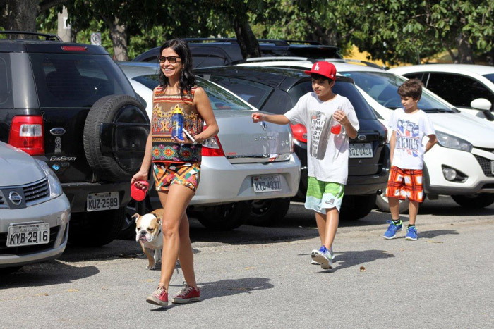 Anna Lima passeia com os filhos pela Lagoa Rodrigo de Freitas