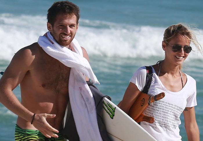 Fernanda de Freitas curte tarde na praia com o namorado