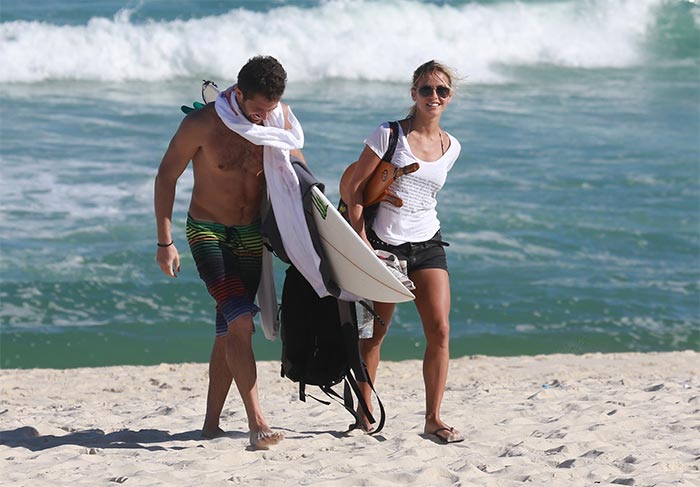 Fernanda de Freitas curte tarde na praia com o namorado