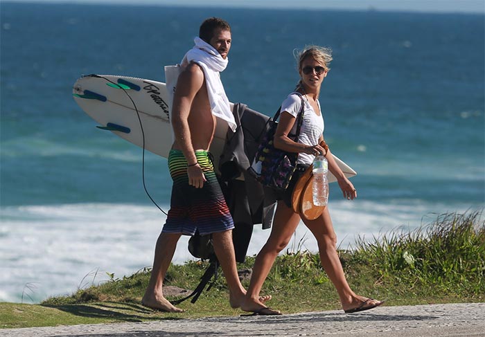 Fernanda de Freitas curte tarde na praia com o namorado