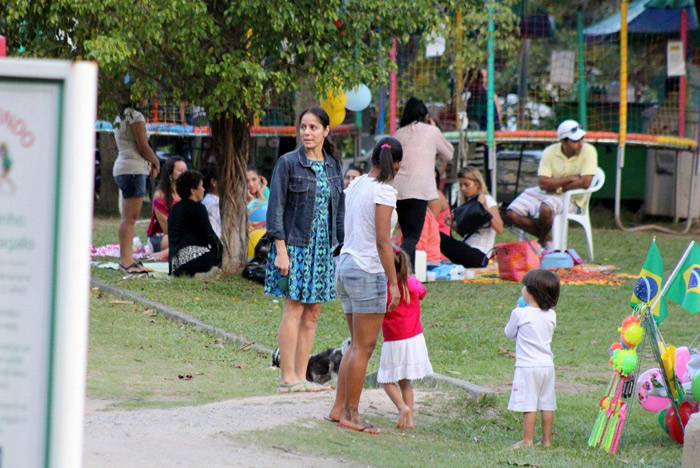 Claudia Mauro passeia com filhos na Lagoa Rodrigo de Freitas