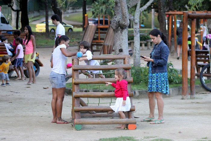 Claudia Mauro passeia com filhos na Lagoa Rodrigo de Freitas