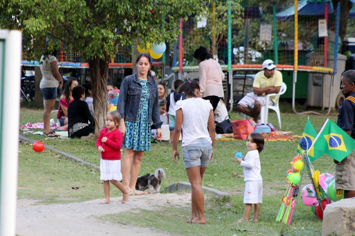 Claudia Mauro passeia com filhos na Lagoa Rodrigo de Freitas