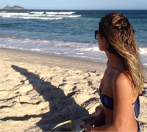 Depois de treino, Deborah Secco curte tarde em praia carioca