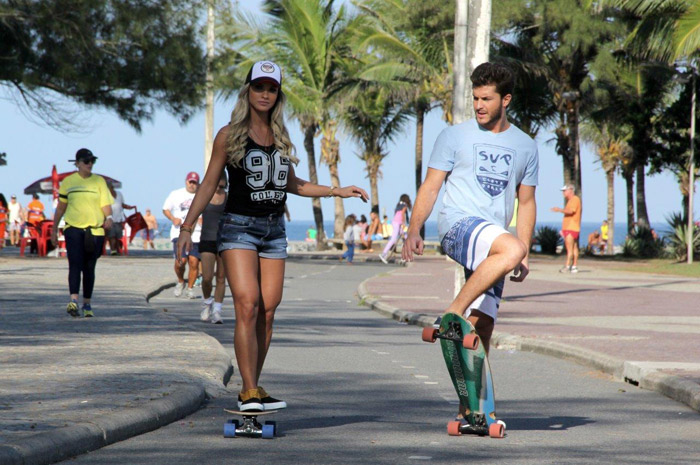 Klebber Toledo anda de skate durante ensaio com Andressa Suíta para marca