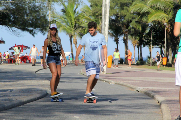 Klebber Toledo anda de skate durante ensaio com Andressa Suíta para marca