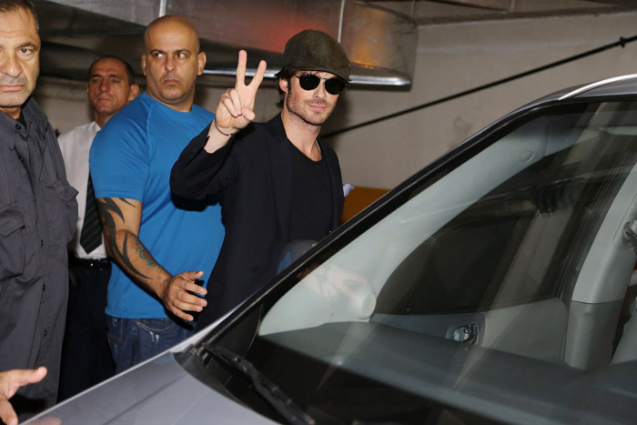 Ian Somerhalder, de Vampire Diaries, manda beijo para fãs, na saída de hotel