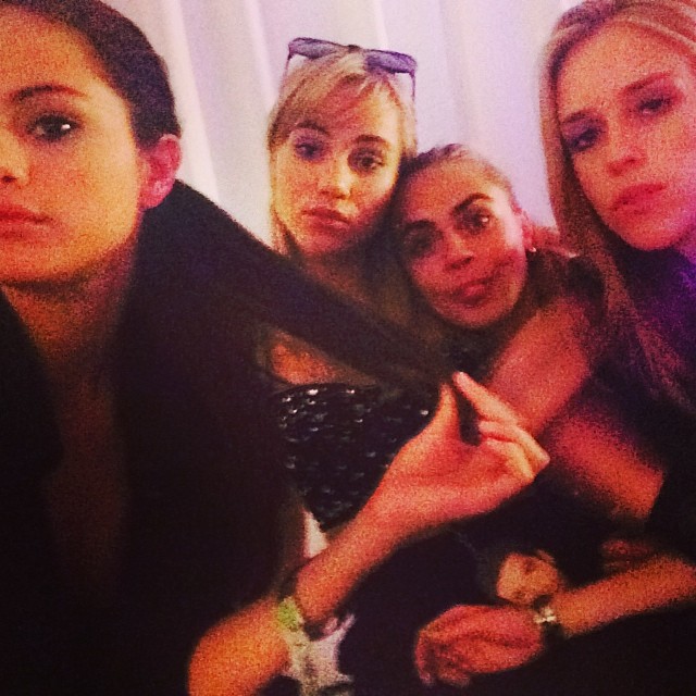 Selena Gomez curte balada com Cara Delevingne e Suki Waterhouse