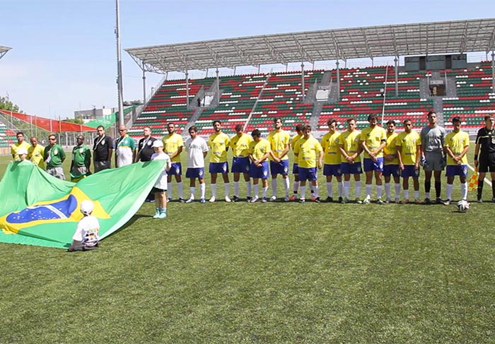 Em Moscou, Heitor Martinez entra em campo e faz homenagem a Mauricio Torres