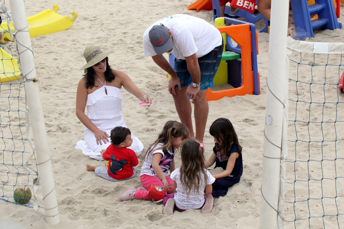 Nalbert Bitencourt e Amandha Lee têm dia de praia com os filhos