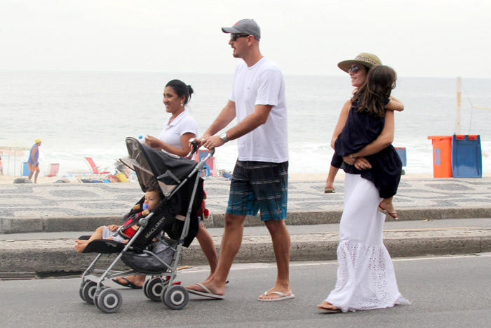 Nalbert Bitencourt e Amandha Lee têm dia de praia com os filhos