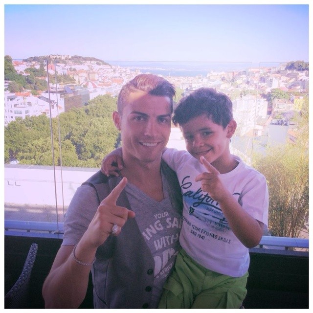 Cristiano Ronaldo passa o dia das crianças com o filho