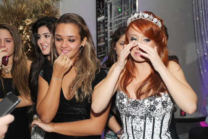 Outras amigas de Bruna também se emocionaram durante a valsa da debutante